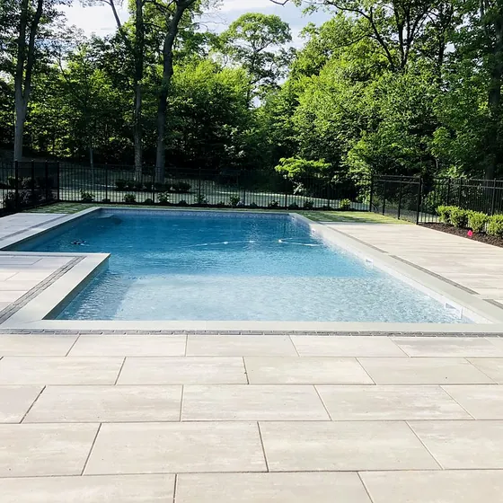 Pool surround in large-format slabs